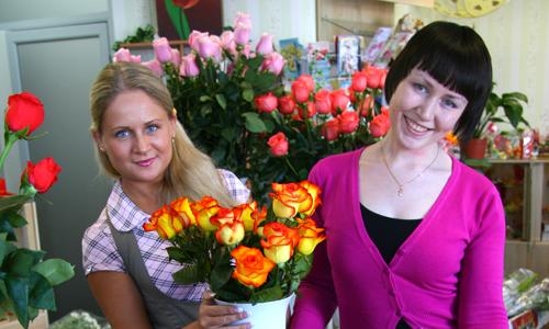 Журналист-флорист Мария Романова с  наставницей Анастасией Смолиной (слева). Фото В. Бербенца