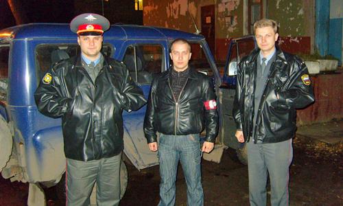 Игорь Грановитов (в центре) в одном из рейдов с сотрудниками ОПДН. Фото из архива дружины