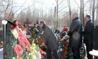 На могиле Д.Г. Пашаева.  Фото А. Ширшикова