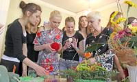 Флорист Татьяна Заворохина обучает девушек премудростям составления пасхальной композиции. Фото В. Капустина